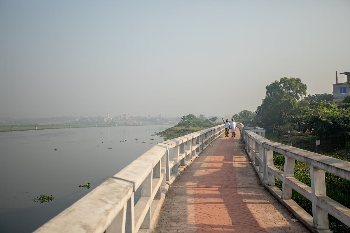 ঢাকার পাশেই নদীর পাড়ে গড়ে উঠেছে যে ওয়াকওয়ে