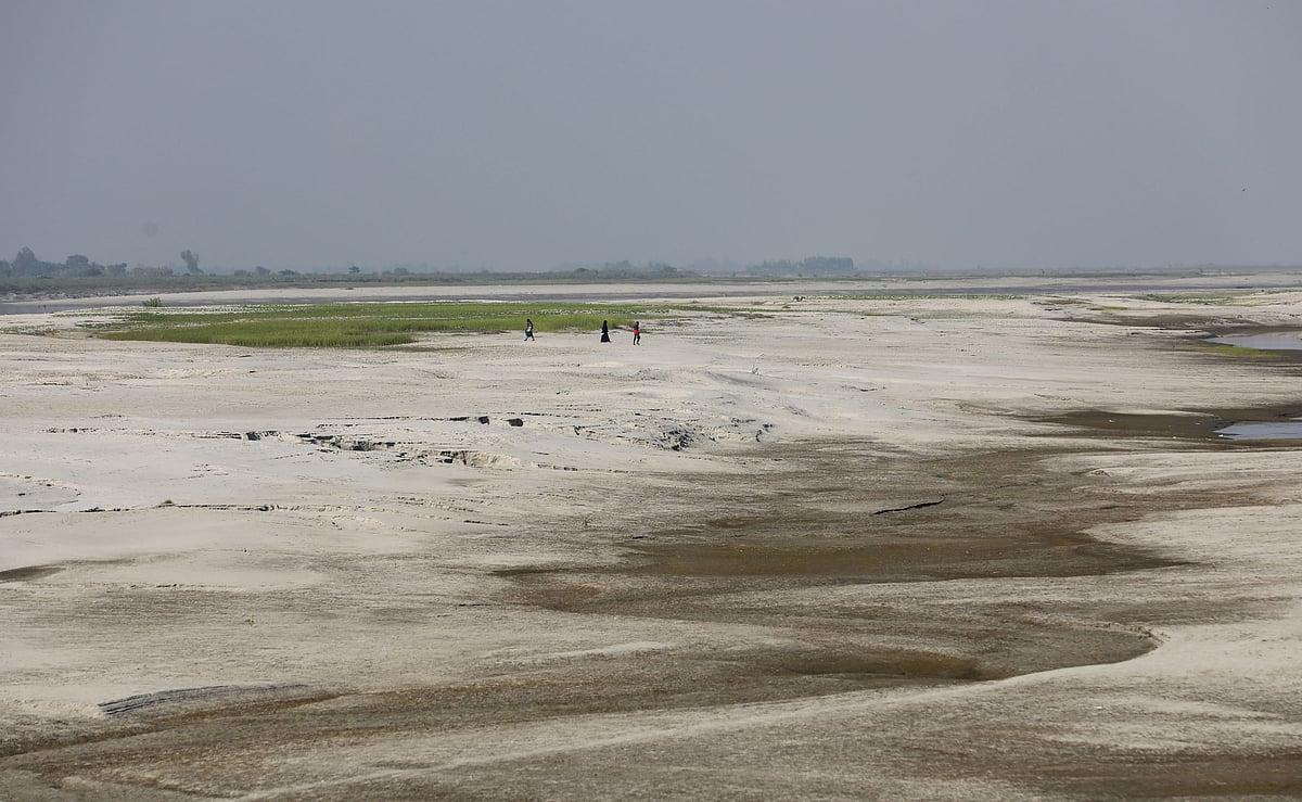শুষ্ক মৌসুমে যমুনা নদী। হেঁটেই পাড়ি দিচ্ছেন পথিকেরা 