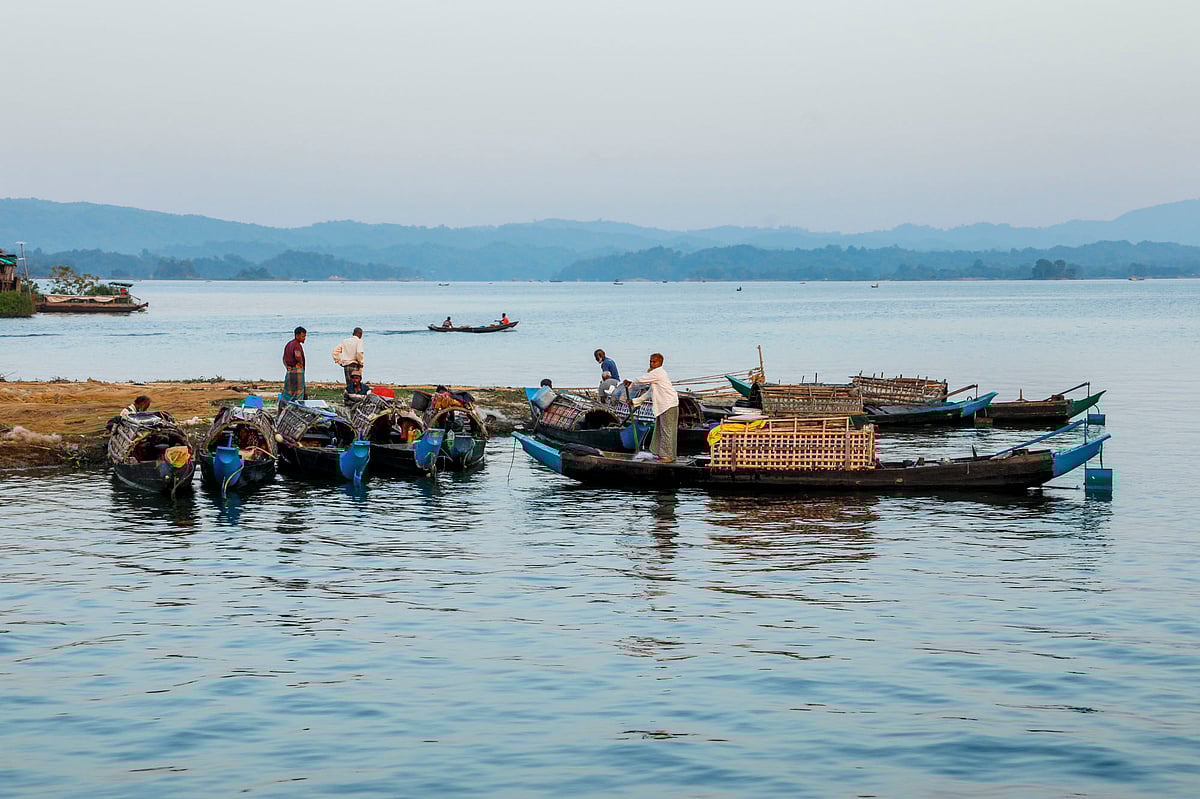 কাপ্তাই হ্রদে মাছ ধরা