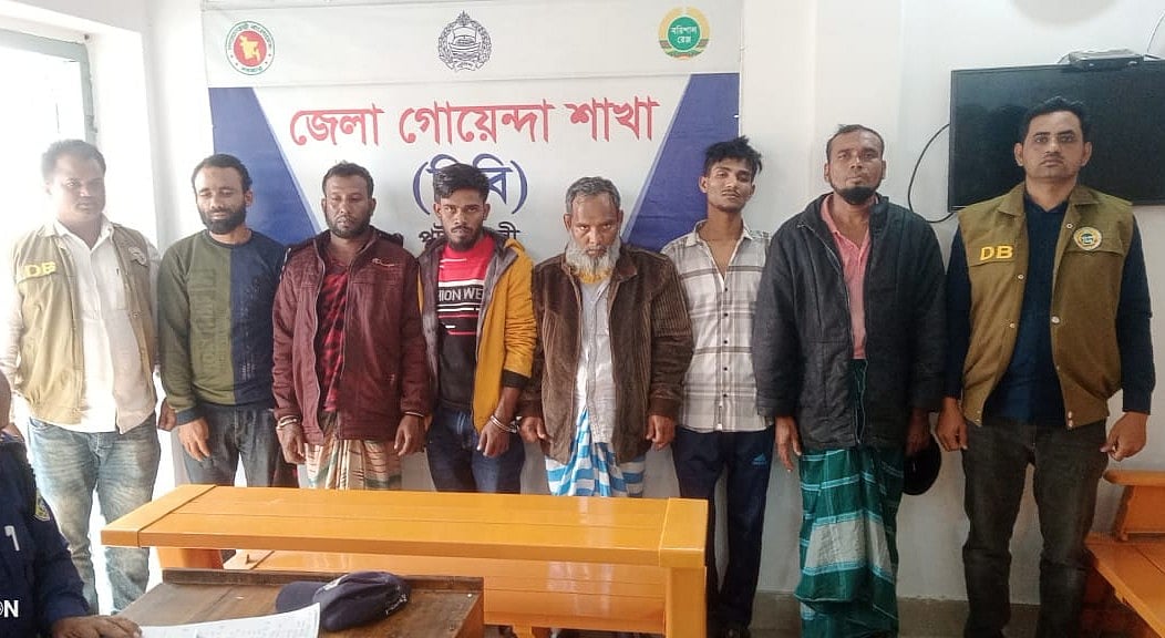 পর্যটক সেজে অটোরিকশা ছিনতাইকারী চক্রের সাত সদস্য গ্রেপ্তারের পর কারাগারে
