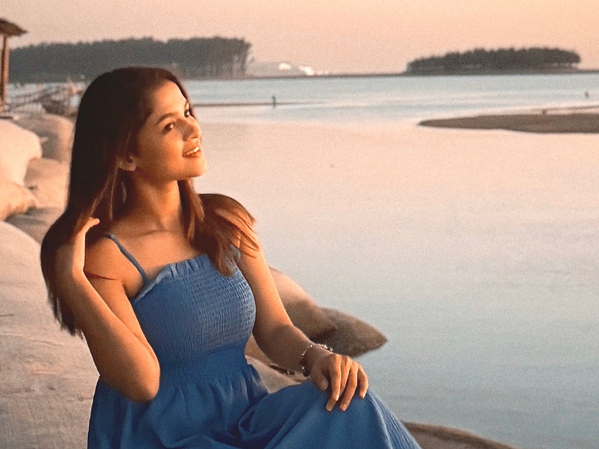 গোধূলিলগ্নে সমুদ্রসৈকতে সাদিয়া আয়মান, সঙ্গে কে