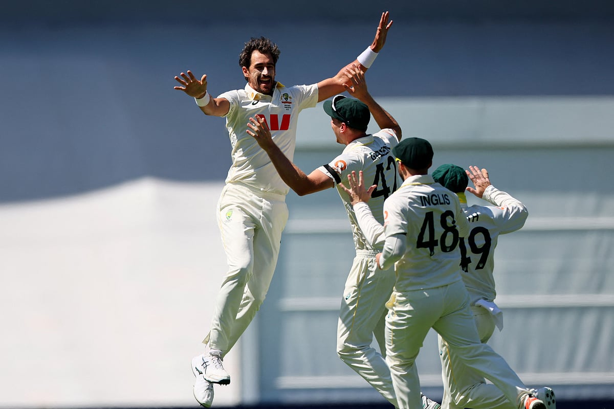 ‘গোলাপি’ স্টার্কে ‘নীল’ ইংল্যান্ড, তারপর রুট–ক্রলির প্রতিরোধ