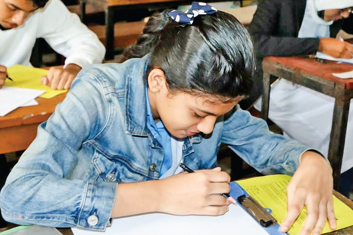 লালবাগ কেল্লার দুটি বৈশিষ্ট্য লিখ