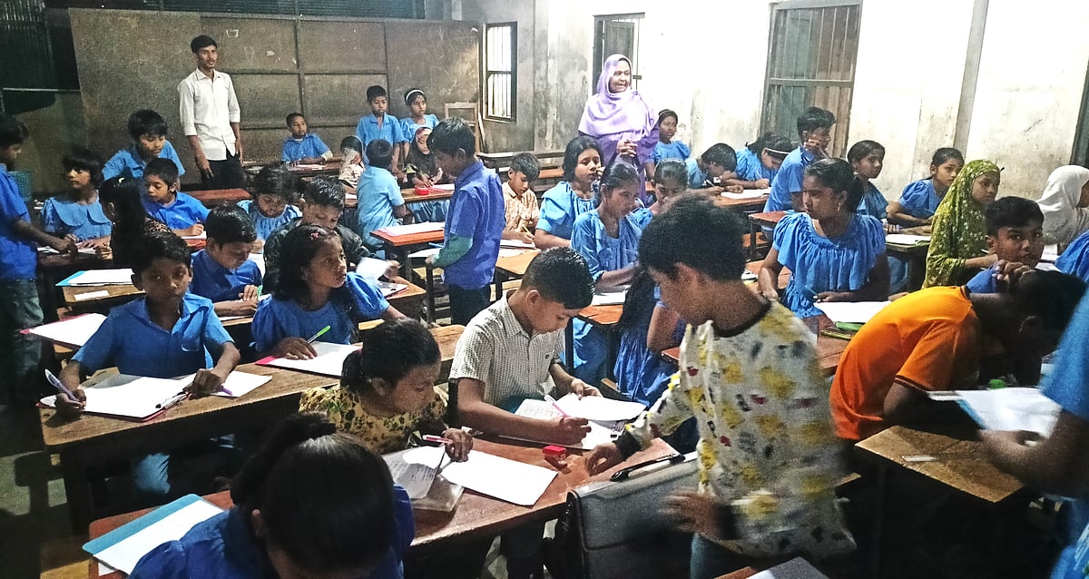 জামালপুরে বিদ্যালয়ের তালা ভেঙে পরীক্ষা নিলেন প্রধান শিক্ষক ও অভিভাবকেরা