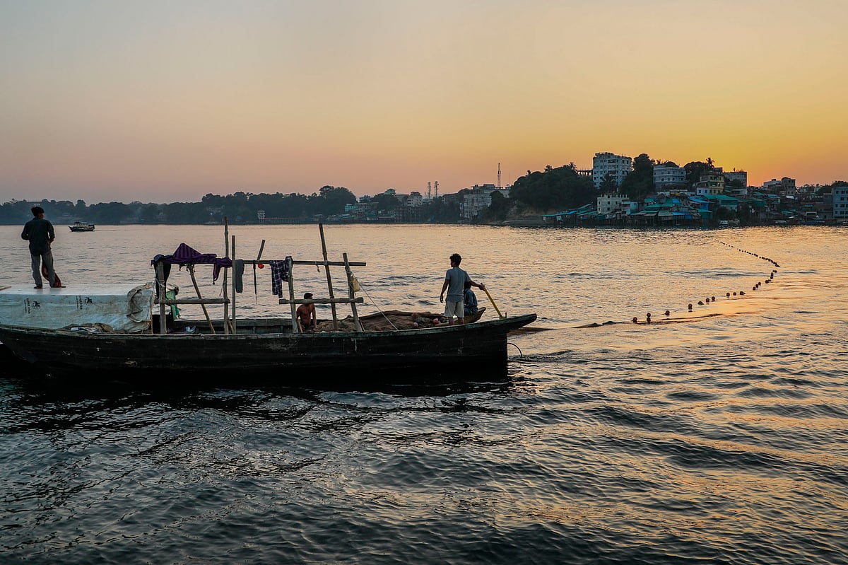 বিকেলের মিষ্টি আলোয় জাল ফেলছেন কয়েকজন জেলে 