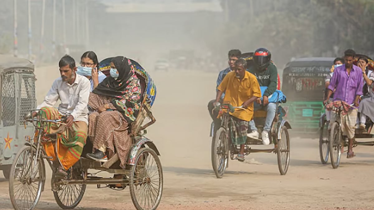 দিল্লিকে হারিয়ে বায়ুদূষণের শীর্ষে আজ ঢাকা