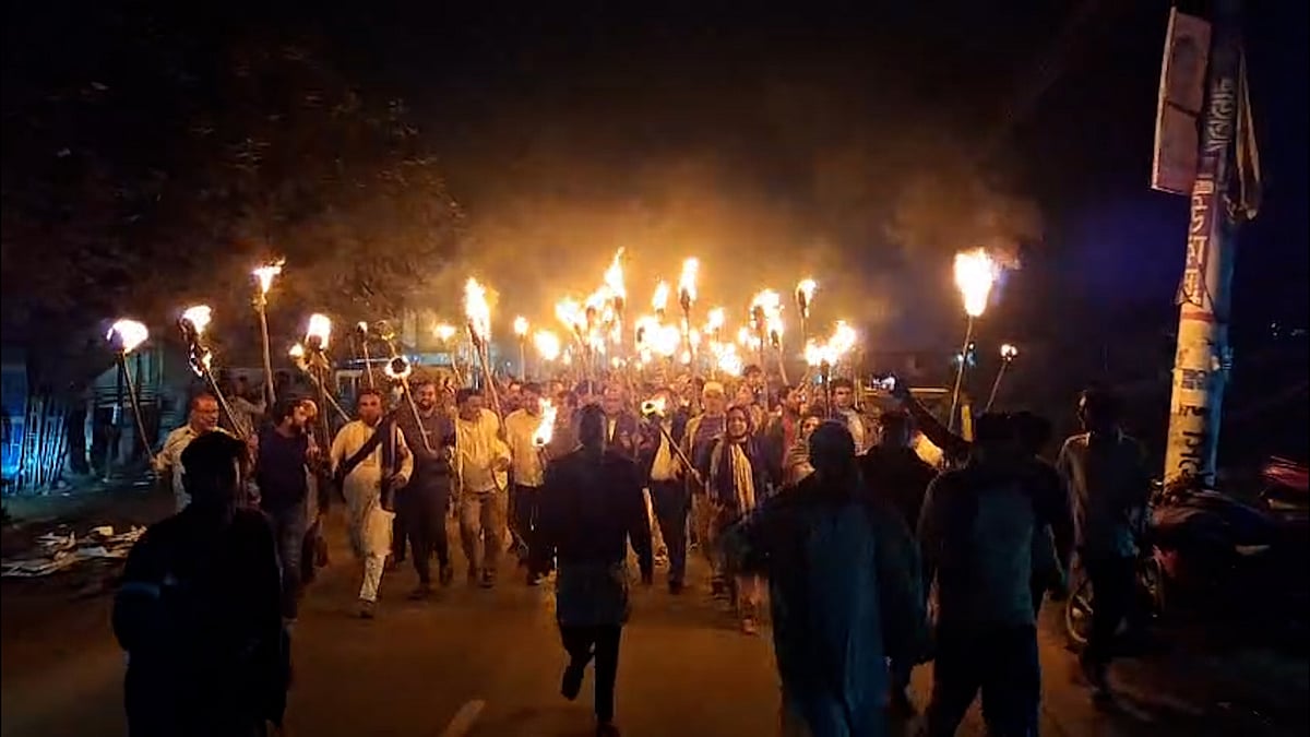 মুন্সিগঞ্জে বিএনপির মনোনয়ন নিয়ে তোলপাড়, সড়ক অবরোধ ও আগুন