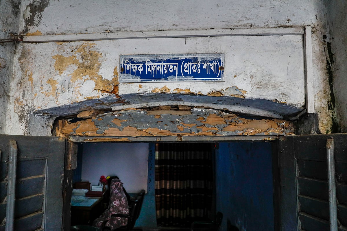 ঝুঁকিপূর্ণ ভবনে পাঠদান-পাঠাগার-সিনেমা হল