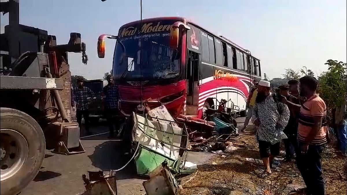 ফরিদপুরে সড়ক দুর্ঘটনায় একই পরিবারের তিনজনসহ নিহত চার