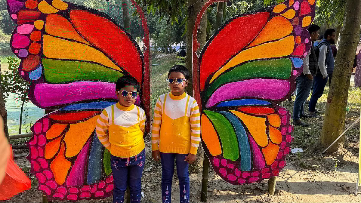 ককশিটে তৈরি প্রজাপতির সঙ্গে ছবি তুলছে দুই ভাই।