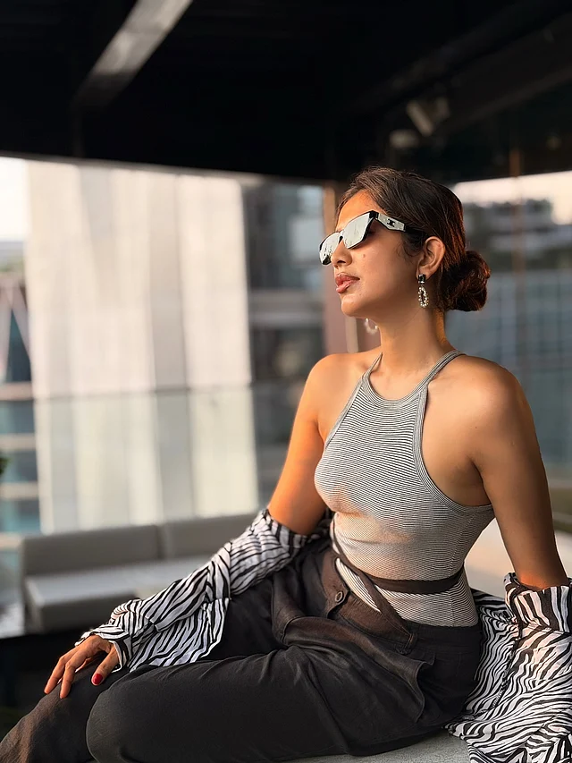 সাদা-কালো স্ট্রাইপের হলটারনেক টপ, কালো প্যান্ট আর এনিম্যাল প্রিন্টের সাদা=কালো শার্টের সঙ্গে শেডসে দারুণ মানিয়েছে তাঁকে