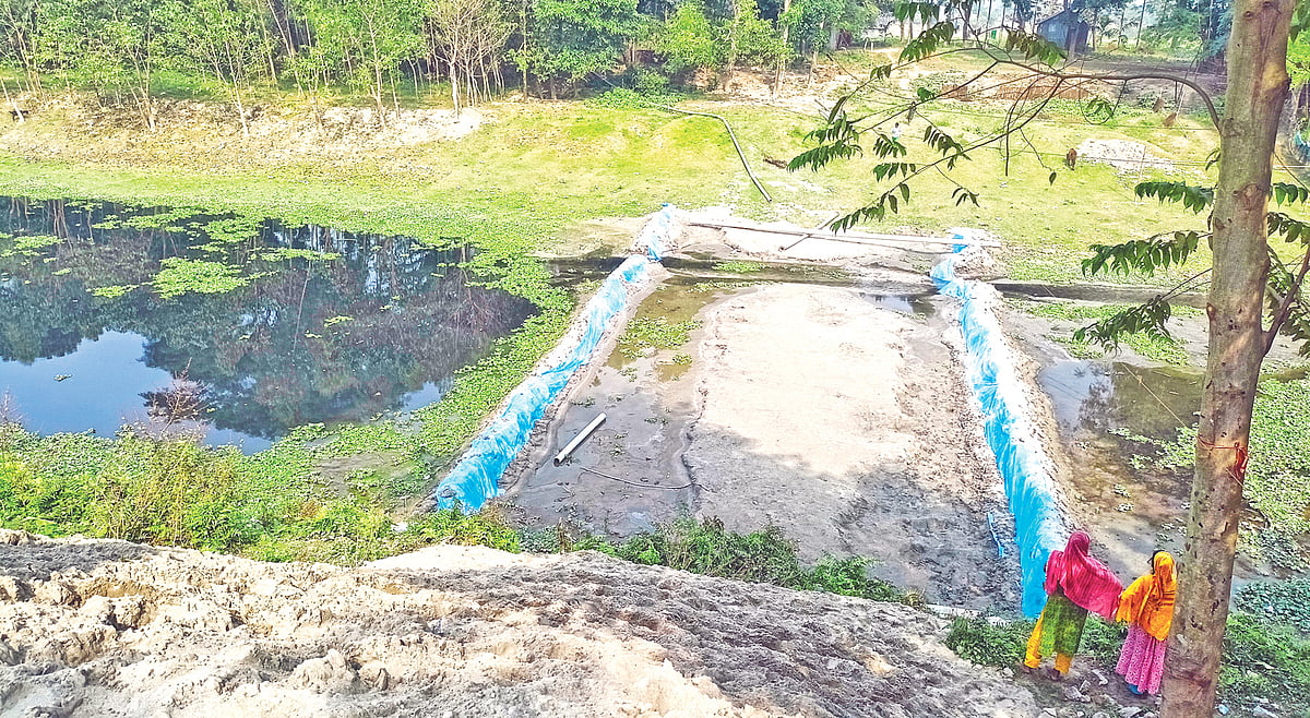 জামালপুর শহরে নদ ভরাট করে বিএনপি নেতার রাস্তা নির্মাণ