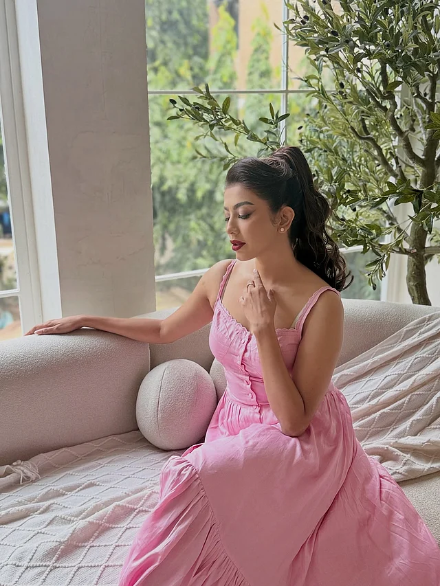 স্লিট দেওয়া এই স্লিভলেস বেবি পিংক ড্রেসে নিজের ছবি শেয়ার করে তৌহিদা হক তিথী বলেছেন, কিছু একটা আসছে সামনে। হ্যাশট্যগে দেখা গেল মেগাস্টার আর সালসা। 