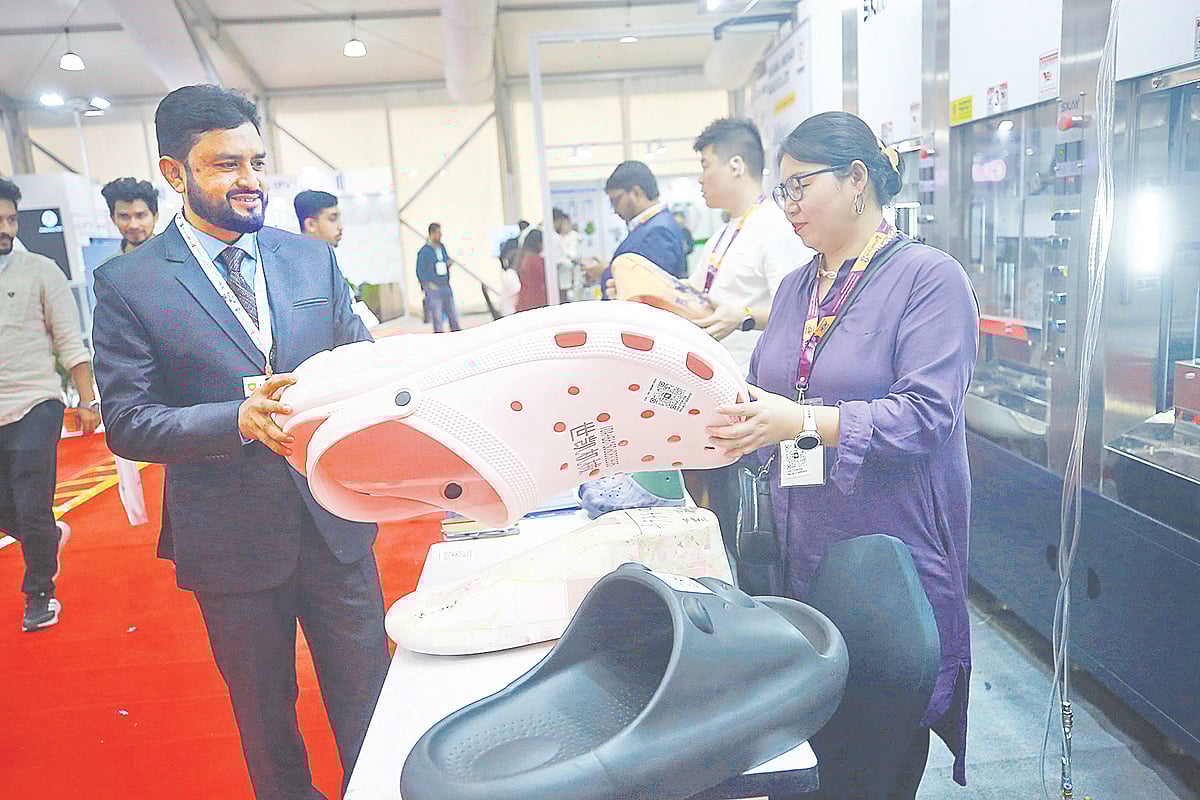 বিশাল যন্ত্রে ১২ জোড়া জুতা উৎপাদন হচ্ছে ১০ মিনিটে