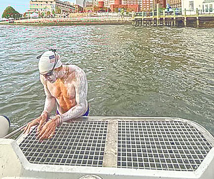 হাতকড়া পরে ২৯ মাইল সাঁতার