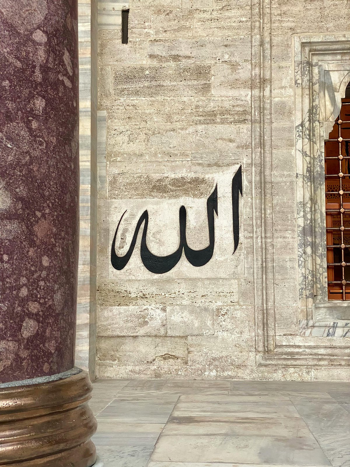 কবর সংলগ্ন মসজিদে নামাজ আদায়ের বিধান কী