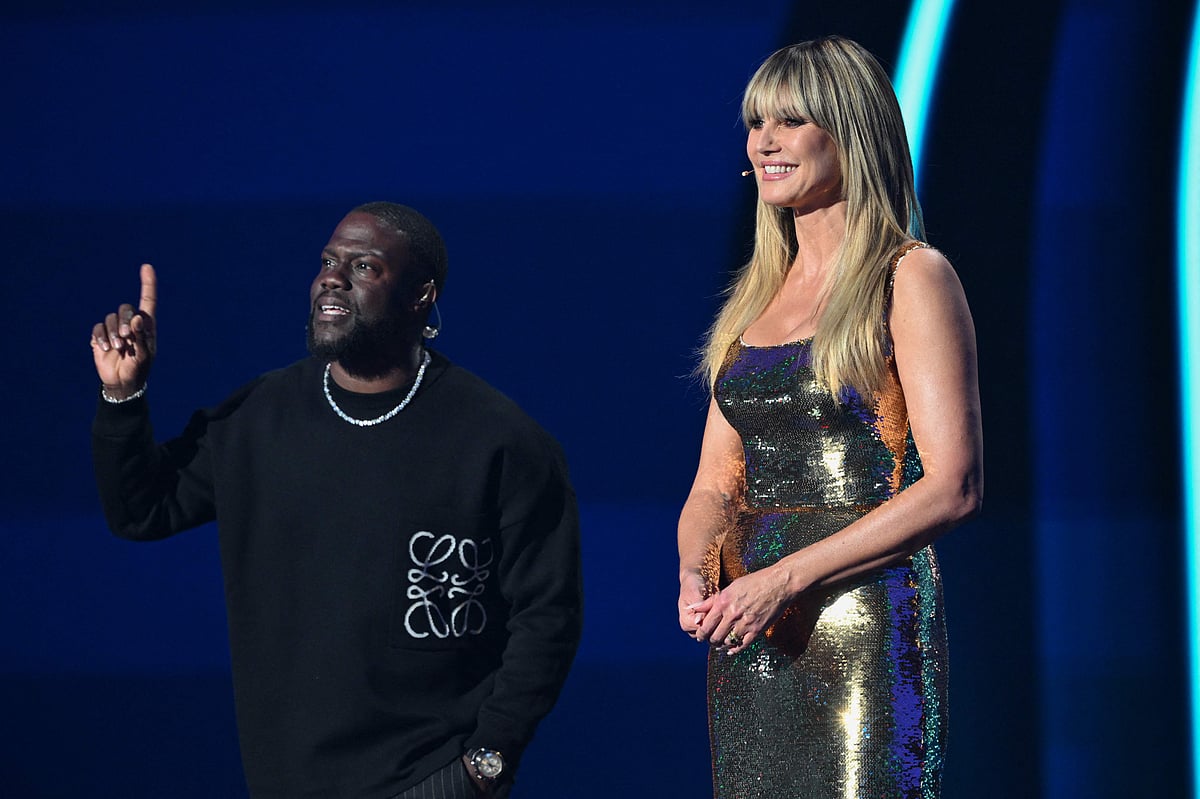 বিশ্বকাপের ড্র : বিশ্বকাপ ট্রফি নিয়ে মঞ্চে আর্জেন্টিনো কোচ স্কালোনি, ফিফা শান্তি পুরস্কার পেলেন ট্রাম্প