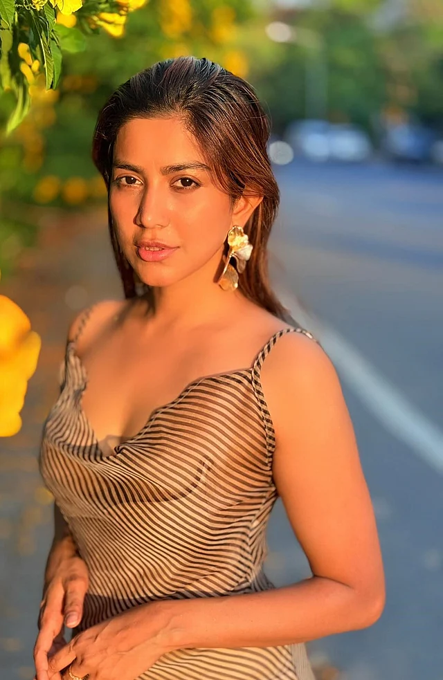 কাউল নেক, নুডল স্ট্র্যাপের ডুরে শিয়ার ফেব্রিকের ড্রেসে আবেদন ছড়াচ্ছেন তিনি