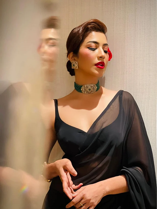 কালো জর্জেট শাড়ি, দারুণ ফিটিংয়ের স্লিভলেস ব্লাউজ আর নজরকাড়া চোকার সেটে দেখা যাচ্ছে তাঁকে