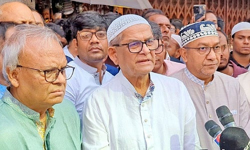 খালেদা জিয়া ‘ফ্লাই’ করতে পারবেন কি না, সে সিদ্ধান্ত চিকিৎসকদের: মির্জা ফখরুল