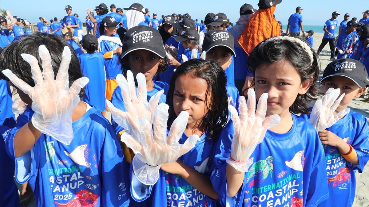 বিভিন্ন বয়সী শিশু–কিশোরেরা অংশ নেয় পরিচ্ছন্নতা অভিযানে। সুরক্ষা পোশাক পরে তৈরি সবাই