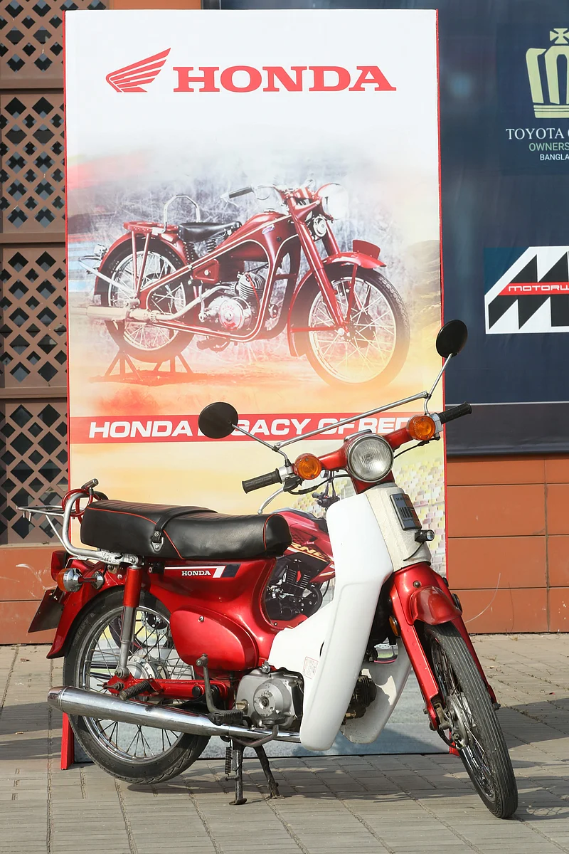  হোন্ডার স্টলে ছিল সুপার কাপ সি ৫০ মডেলের সত্তরের দশকের একটি মোটরসাইকেল। 
