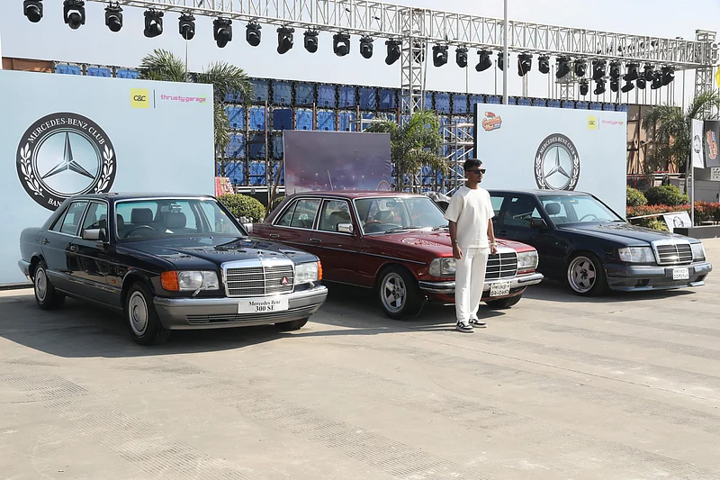 মার্সিডিজ বেঞ্জের সত্তরের দশকের গাড়ি ছিল প্রদর্শনীতে। 