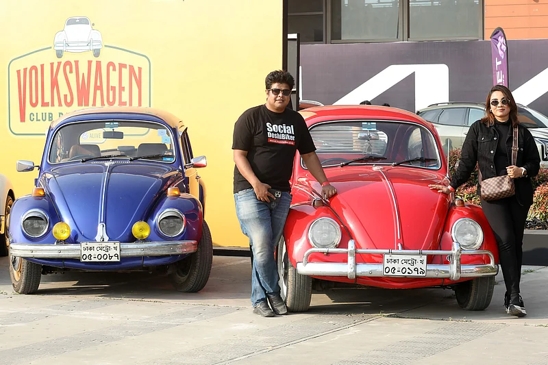 ৫০ বছরের বেশি পুরোনো ফক্সভাগেন গাড়ির সামনে ছবি তুলছেন প্রদর্শনীতে আসা দর্শক। 