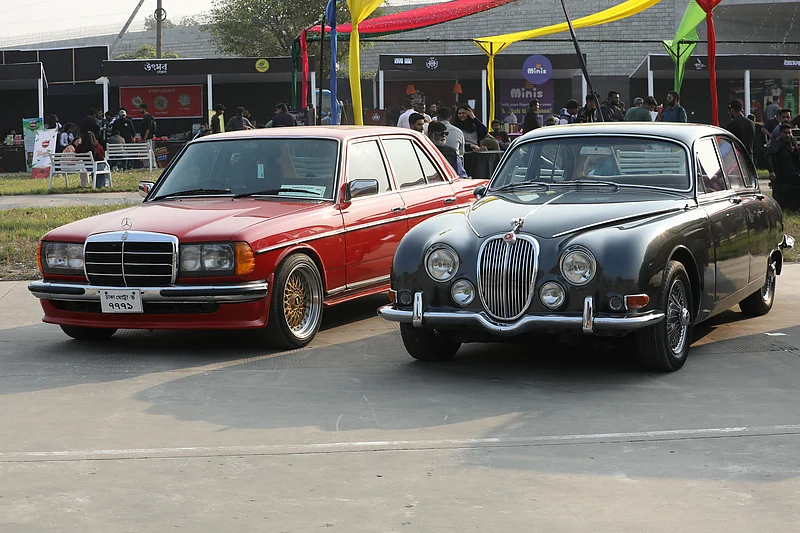 যুক্তরাজ্যের বিলাসবহুল গাড়ির ব্র্যান্ড জাগুয়ারের ৫৮ বছরের পুরোনো এস মডেলের (ডানে কালো রঙের) গাড়িটি প্রদর্শনীতে দেখা যায়। 