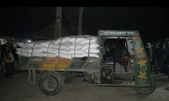 কুড়িগ্রামে বিএডিসি ডিলারের বিরুদ্ধে সার পাচারের অভিযোগ, ৮০ বস্তা সার জব্দ