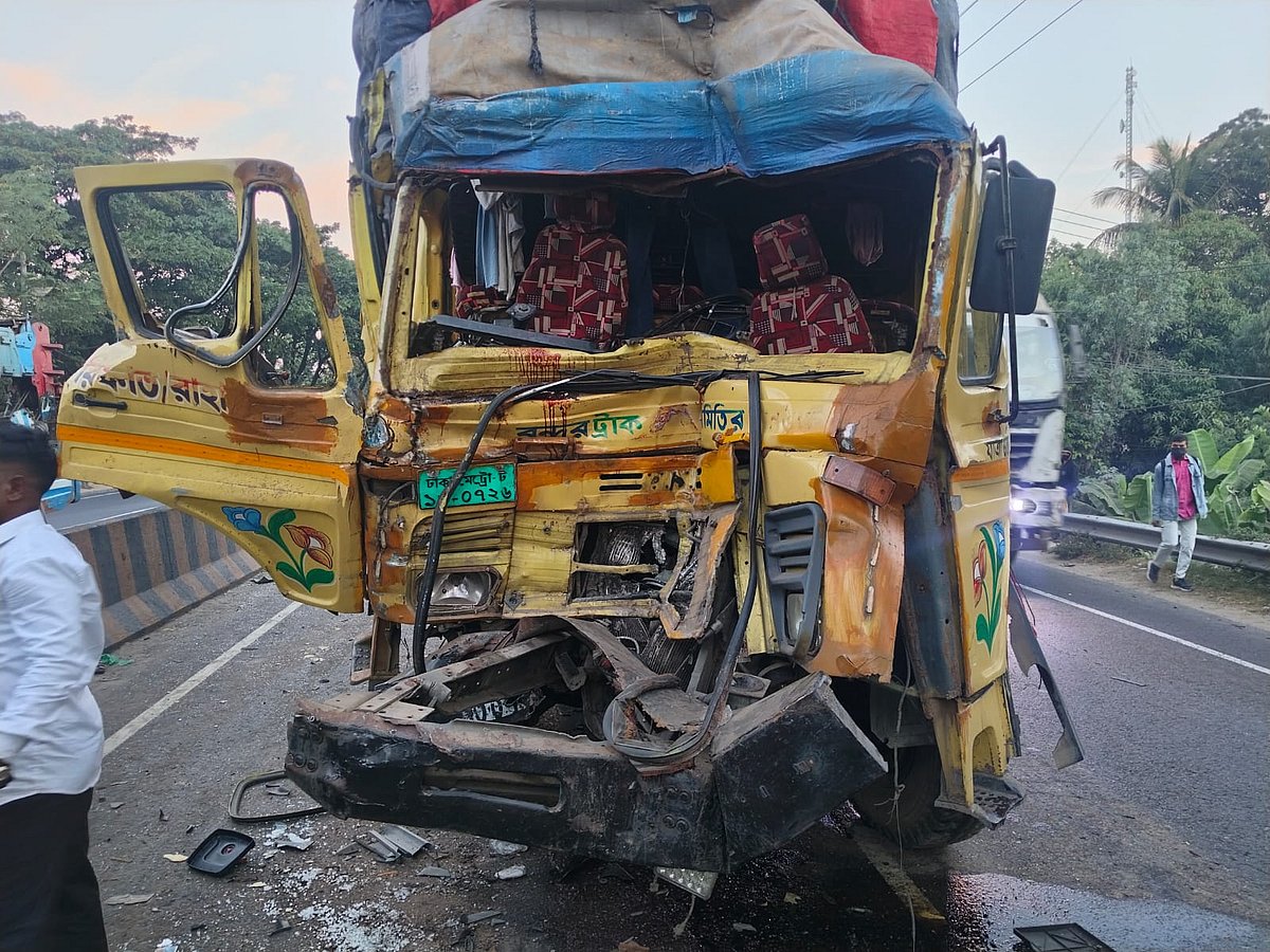 সীতাকুণ্ডে ট্রাক ঢুকে গেল লরির পেছনে, যন্ত্র দিয়ে কেটে চালকের লাশ উদ্ধার