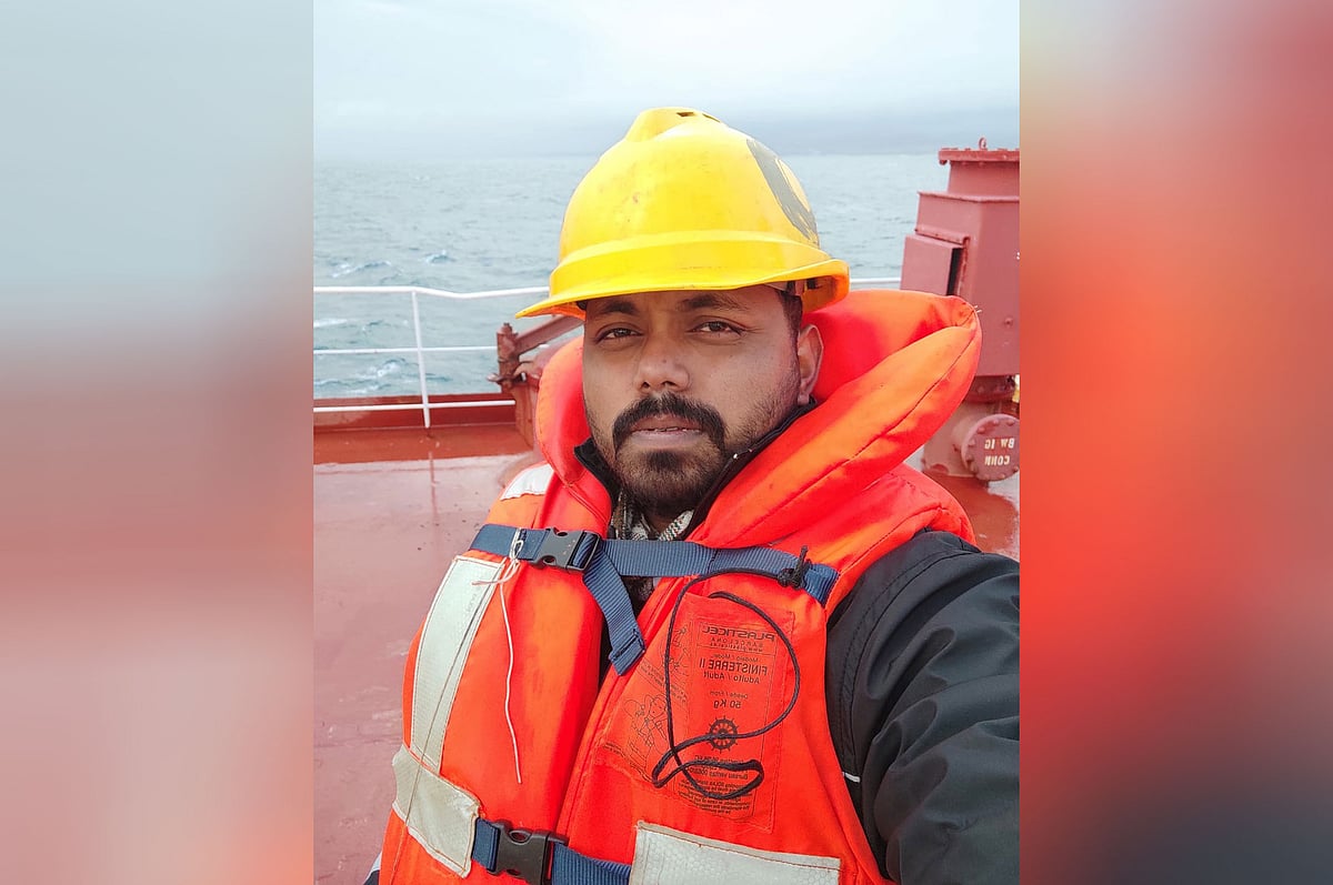 ক্ষতিগ্রস্ত জাহাজে আটকে পড়া বাংলাদেশি নাবিক বললেন, ‘আমাদের জীবন ঝুঁকিতে’