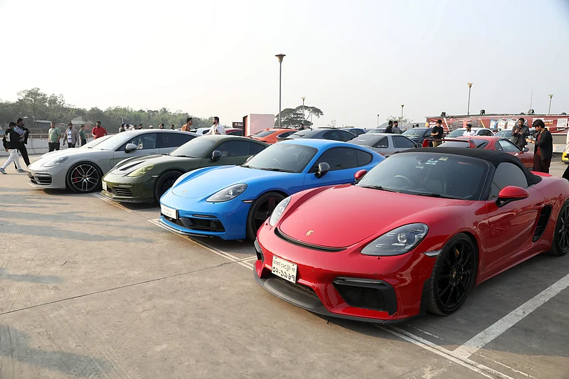 সংগ্রাহকেরা এ প্রদর্শনীতে নতুন মডেলের বিভিন্ন ব্র্যান্ডের স্পোর্টস কার প্রদর্শন করে। 