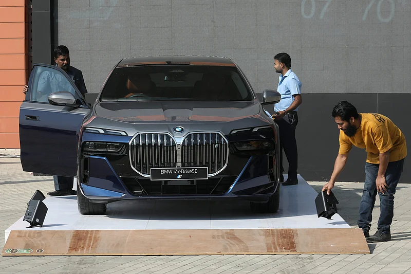 প্রদর্শনীতে ছিল ২০২৫ সালের নতুন মডেলের বিএমডব্লিউ আই সেভেন। 