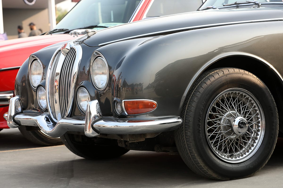 জাগুয়ার গাড়িতে রয়েছে সেই পুরোনো অ্যালুমিনিয়ামের স্পোক হুইল। গাড়ির বাহ্যিক সৌন্দর্য বৃদ্ধির জন্য এই চাকা ব্যবহার করা হয়েছে। 