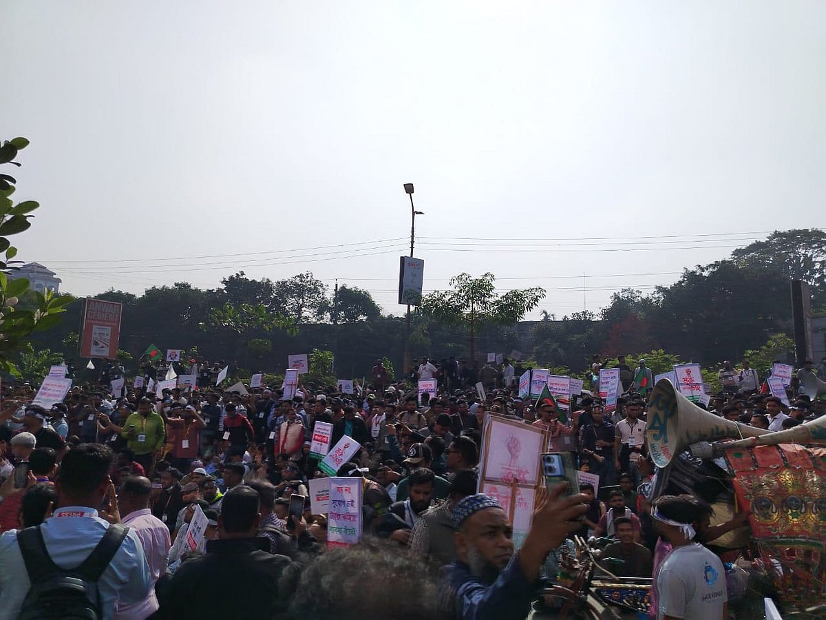 এনইআইআর সংস্কারের দাবিতে বিটিআরসির সামনে মোবাইল ব্যবসায়ীদের অবস্থান