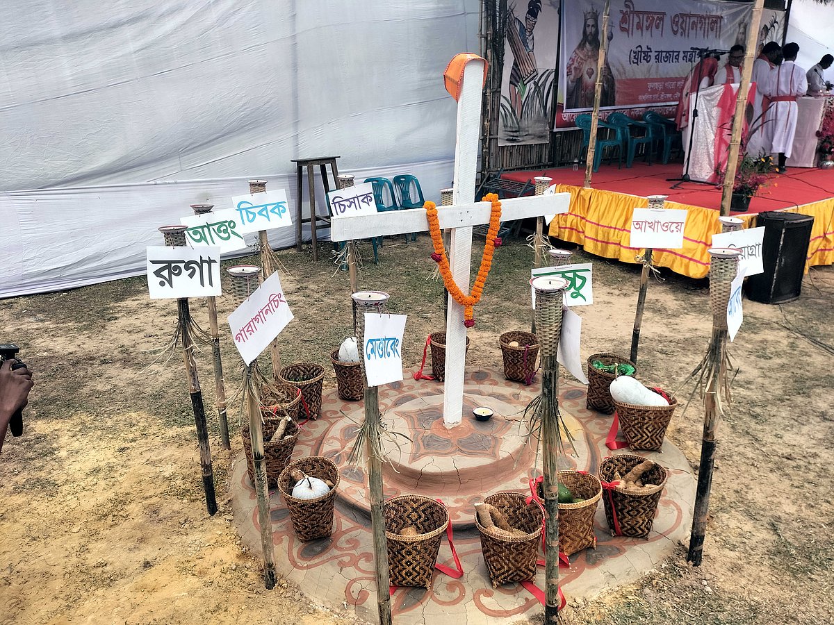 দেবতাকে উৎসর্গ করে ঝুড়িতে সাজিয়ে রাখা হয়েছে নতুন ফসল