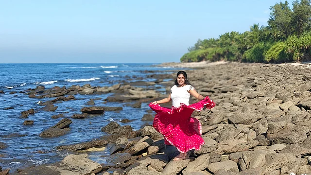 সেন্ট মার্টিনের অপার্থিব সৌন্দর্যের মাঝে এমন একটা বাহারি ফ্লেয়ারি স্কার্টে নিজেকে দেখার শখটা পূরণ হয়েই গেল অবশেষে