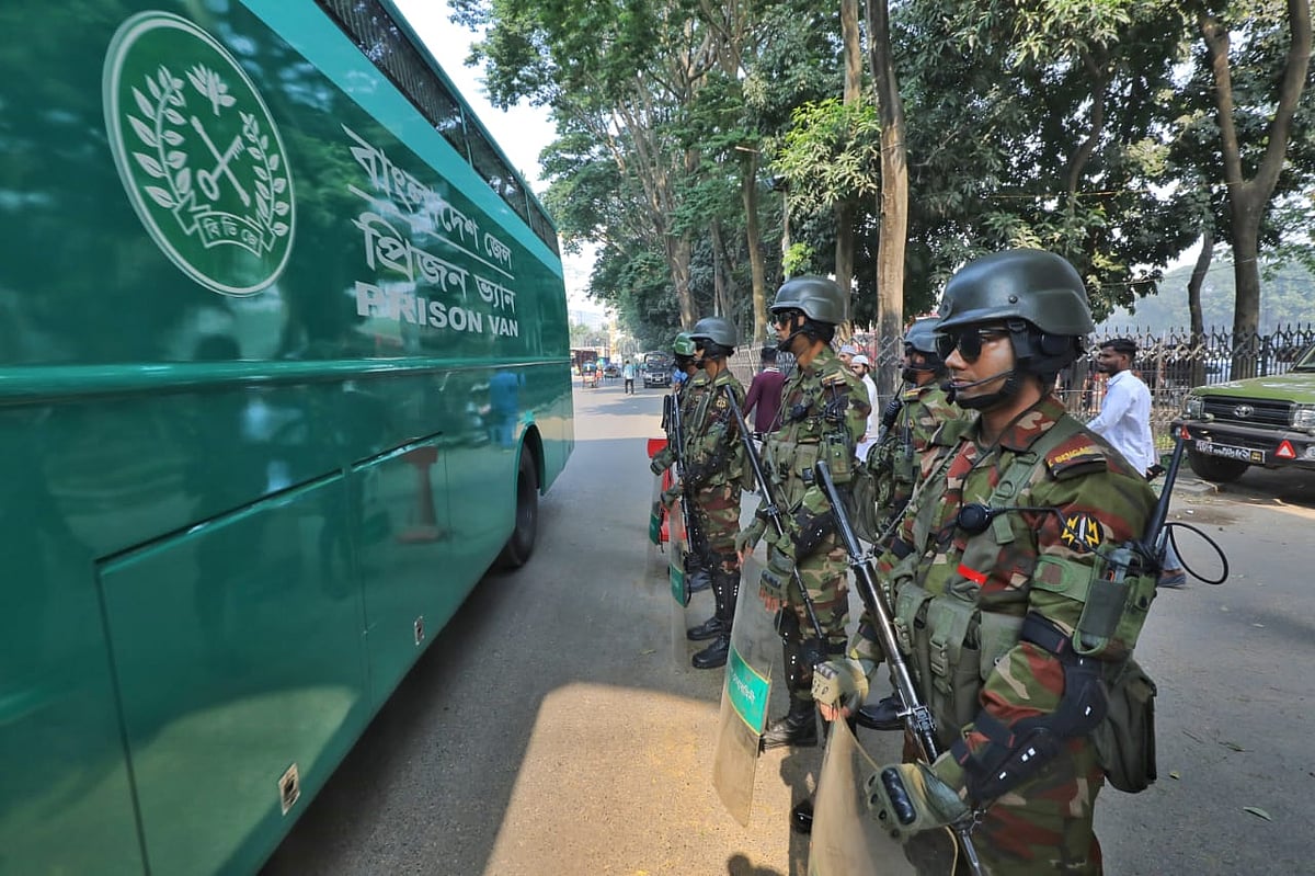 গুমের মামলায় তিন সেনা কর্মকর্তাকে ট্রাইব্যুনালে আনা হয়েছে, নিরাপত্তা জোরদার