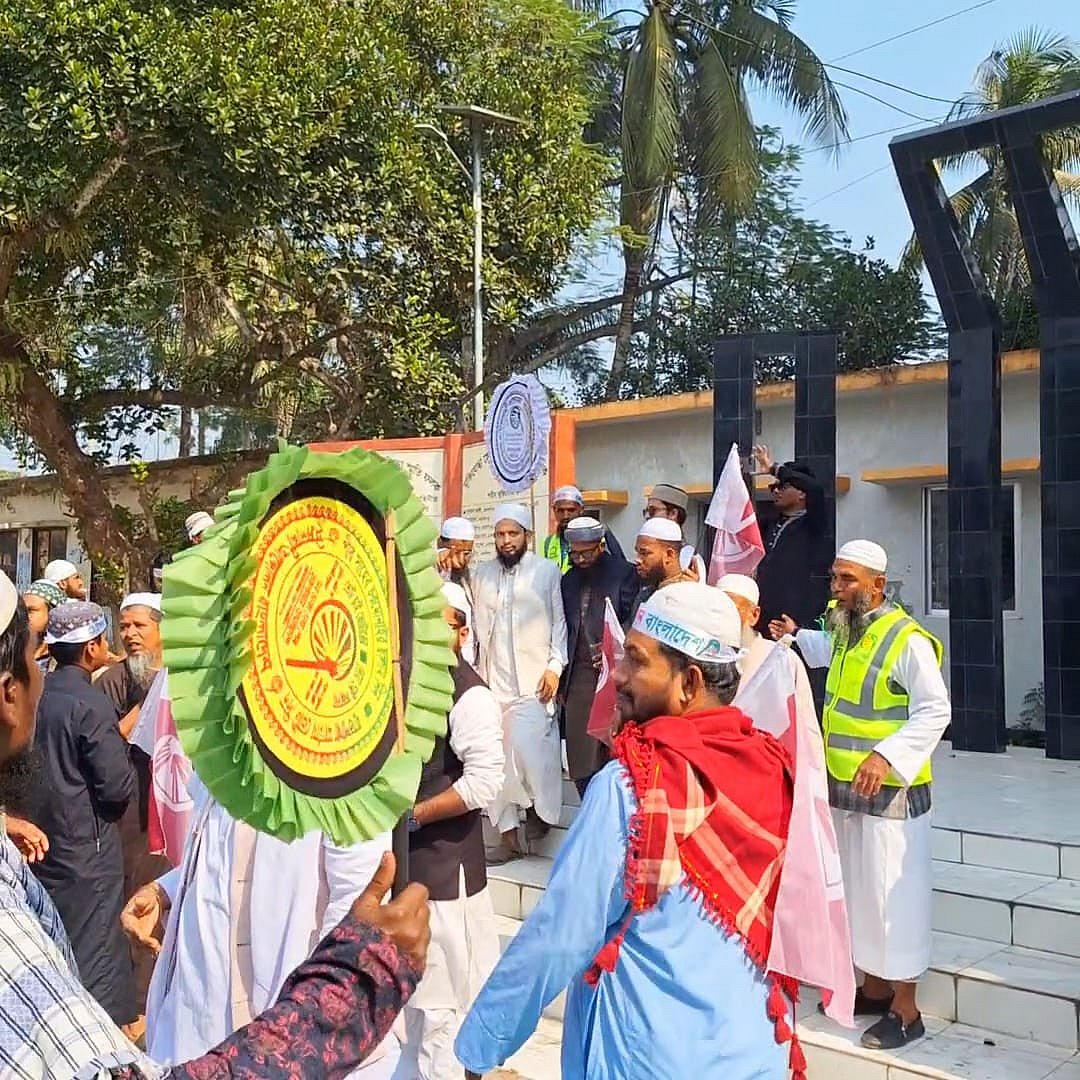 গোপালগঞ্জে শহীদ মিনারে জুতা পায়ে ইসলামী আন্দোলনের প্রার্থীসহ নেতা-কর্মীরা