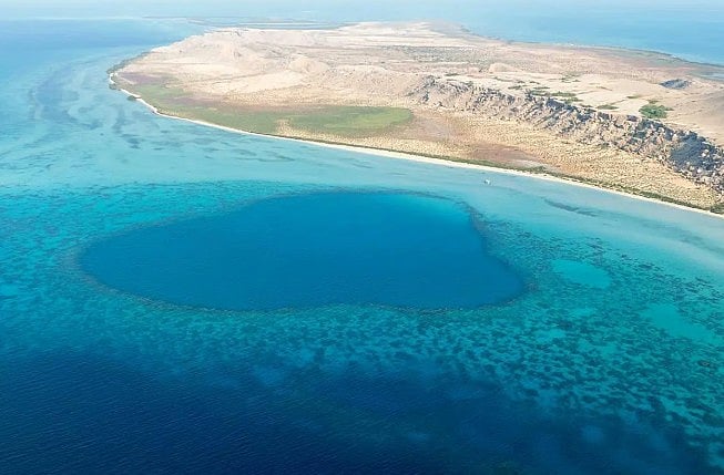 সৌদি আরবে নজরকাড়া ‘ব্লু হোলস’