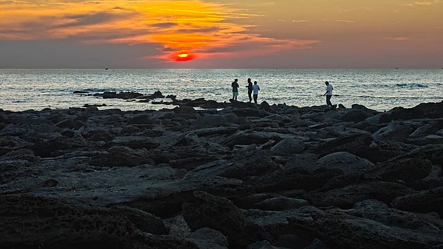উত্তরপাড়া থেকে পশ্চিম অংশে অনেকেই এখানে আসেন সূর্যাস্ত উপভোগ করতে