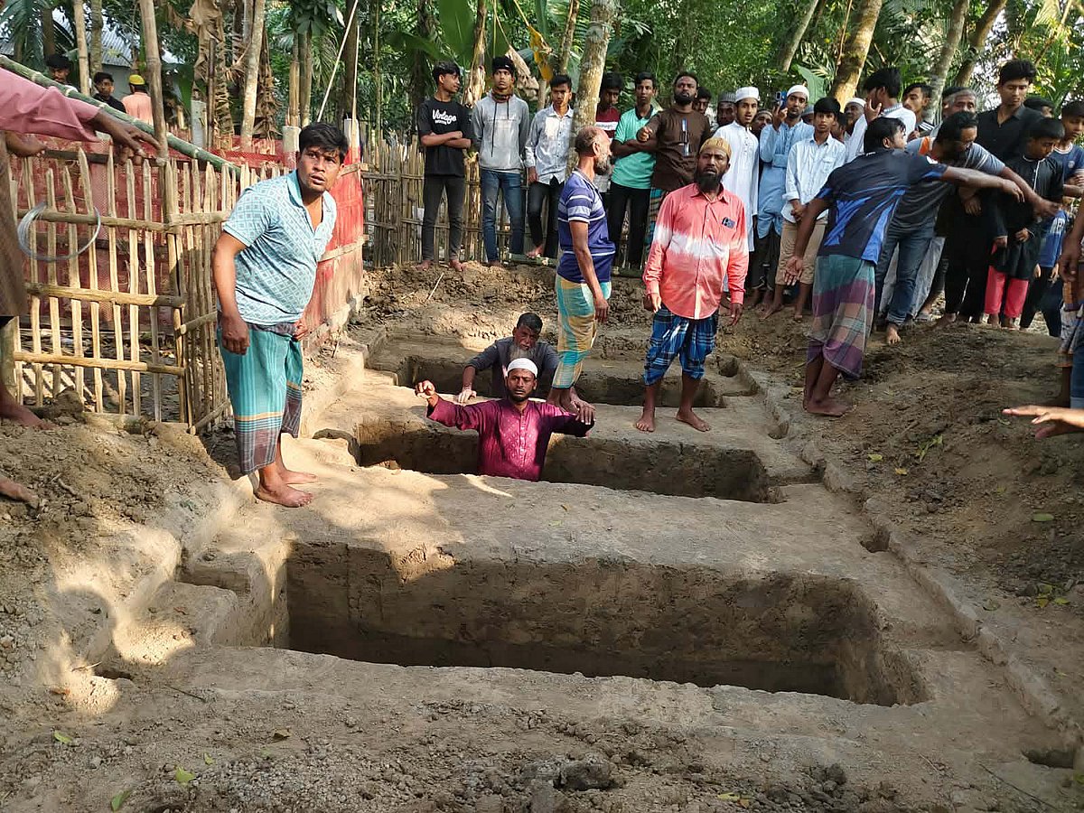 স্বজনের লাশ দেখতে আসার পথে দুর্ঘটনায় ৩ ভাই নিহত, পাশাপাশি কবরে দাফন