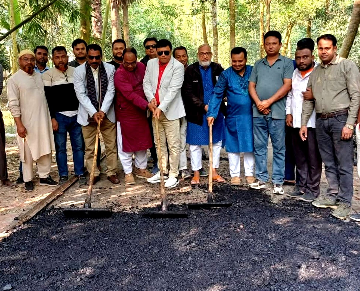 বগুড়ায় সরকারি প্রকল্পের ‘উদ্বোধন’ করছেন বিএনপি নেতা