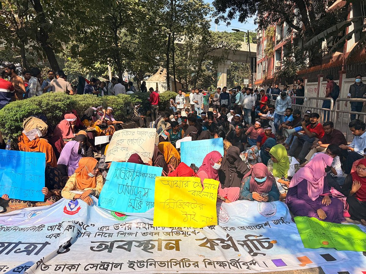 শিক্ষা ভবনের সামনের সড়কে সাত কলেজের একদল শিক্ষার্থীদের অবরোধ