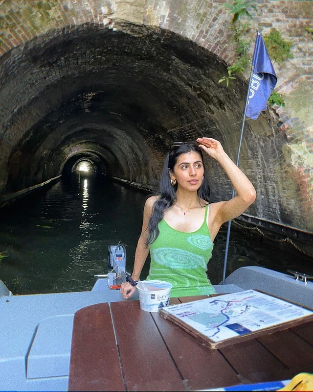 সবুজ স্লিভলেস ড্রেসে গন্ডোলায় ঘুরে বেড়াচ্ছেন তিনি