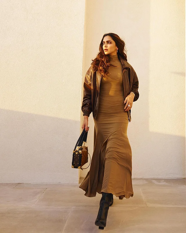 মোলায়েম ড্রেস আর স্ট্রাকচার্ড আউটারওয়্যারের সুন্দর ভারসাম্য