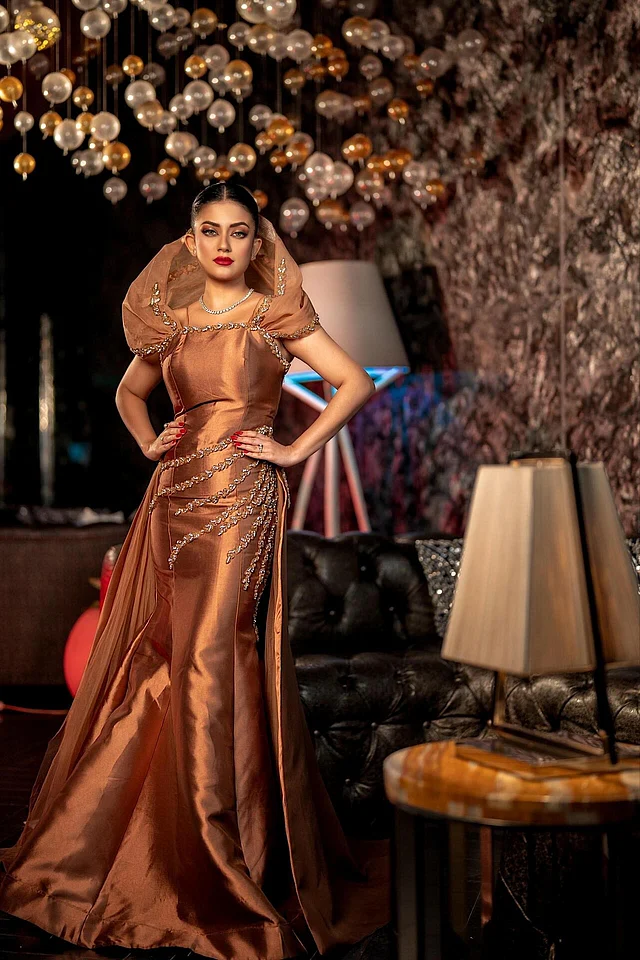 লাতে প্রিন্সেস বলা যায় এই ব্রোঞ্জ-লাতে শেডে স্যাটিন পোশাকটিতে মন্দিরার লুকে দেখে 