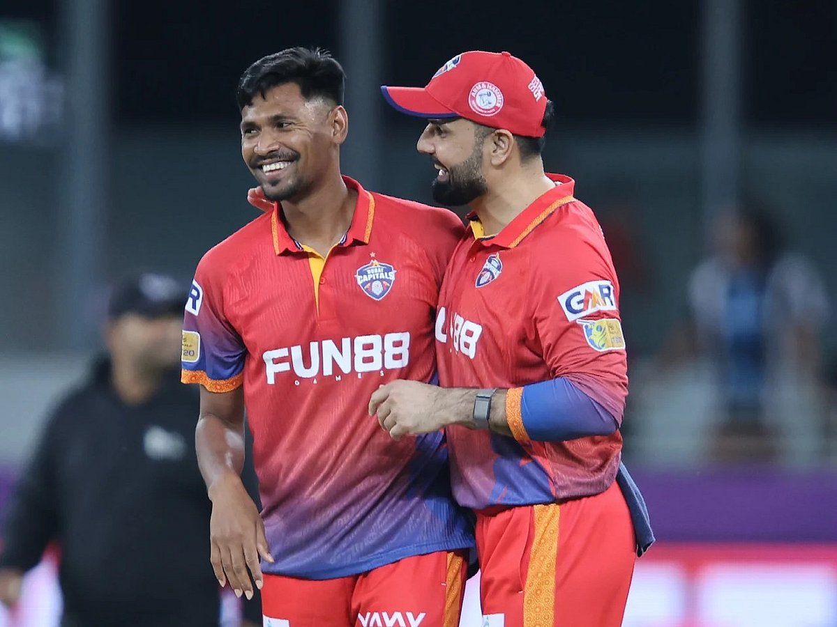 ৪২ বলে ২৪টি ‘ডট’, উইকেট ৪টি—দুবাইয়ে মোস্তাফিজের দিনকাল