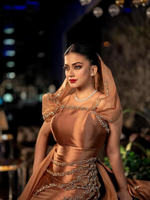 স্ট্রাকচার্ডস ভেইলের সঙ্গে নজর কাড়ছে ঝলমলে এমবেলিশমেন্ট